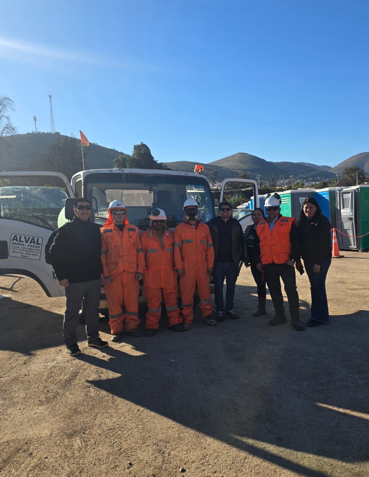 Equipo de trabajo de ALVAL Servicios Sanitarios junto a sus camiones en Illapel