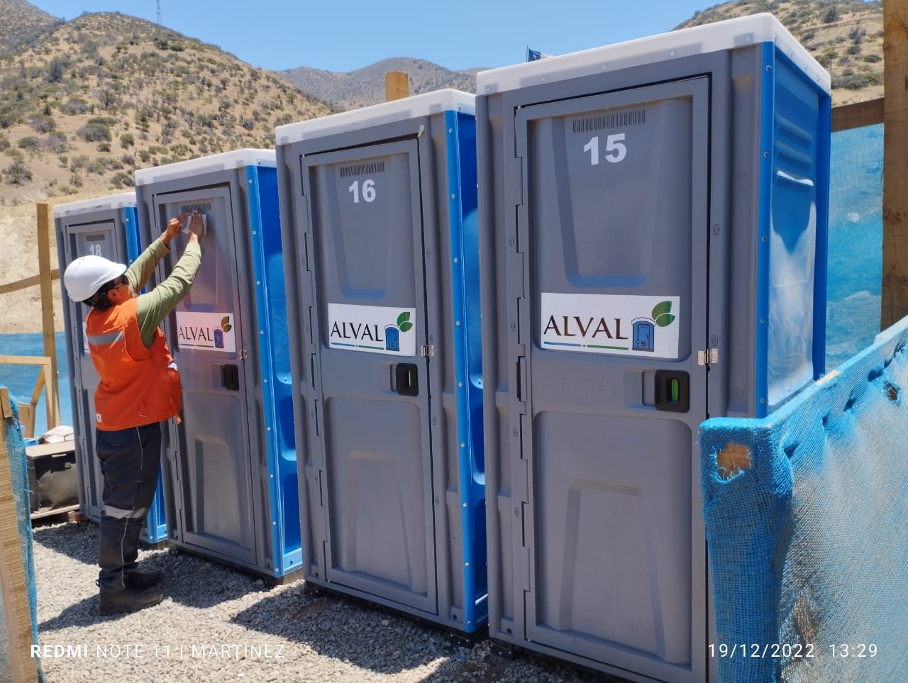 Baños químicos ALVAL instalados en faena, con la cordillera de fondo
