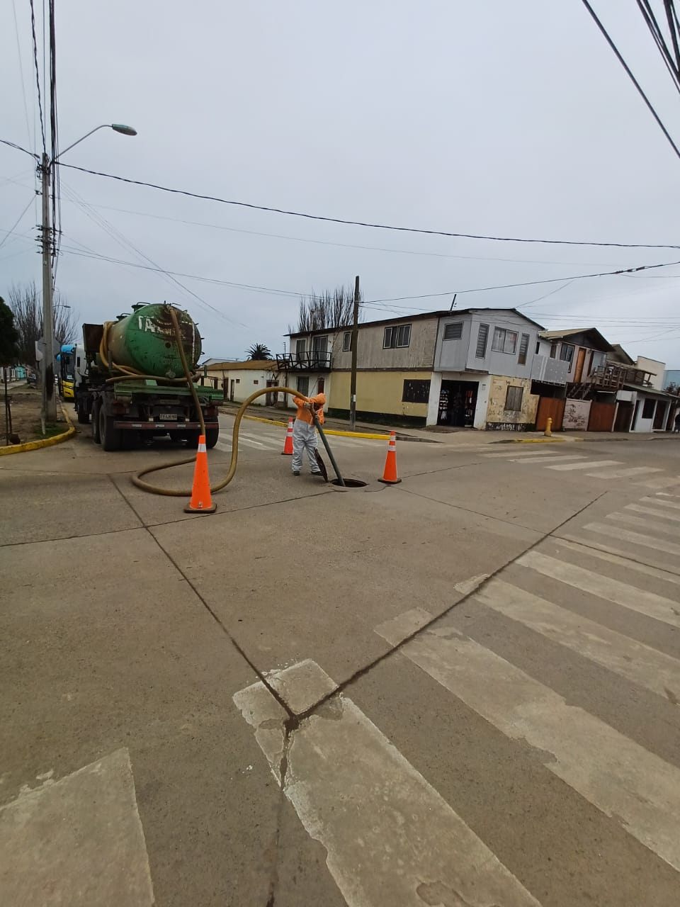 Equipo ALVAL realizando varillado de alcantarillado en vía pública