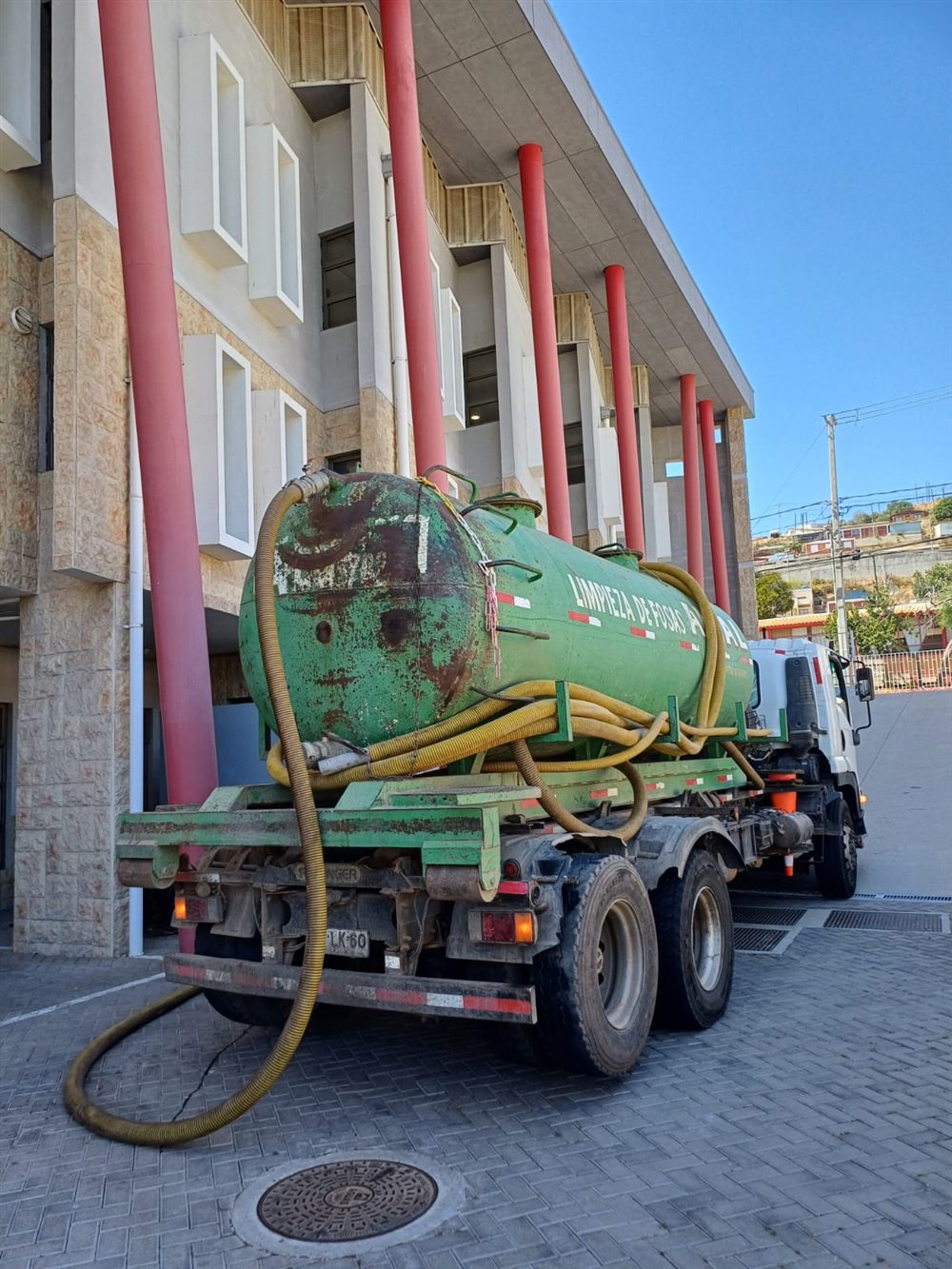 Camión cisterna ALVAL realizando limpieza de fosas sépticas